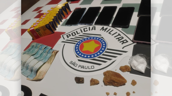 Drogas, aparelhos celulares e nove caixas de medicamentos para disfuncao eretil apreendidos (Cedida/PM).