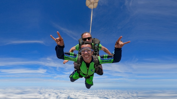 Saltos duplos atraem fãs do esporte de aventura, que podem vivenciar experiências inesquecíveis no paraquedismo (Divulgação/SkyRadical).