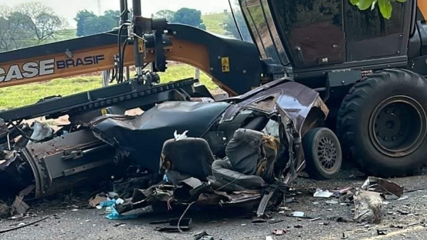 Automóvel GM Kadett ficou irreconhecível (Reprodução: Hora da Notícia/Dracena).