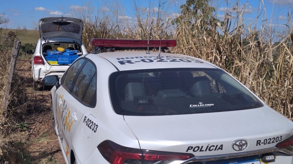 Após evadir da fiscalização policial em Parapuã, veículo foi encontrado em estrada rural próximo à rodovia SP-294, em Tupã (Cedida/PM Rodoviária).