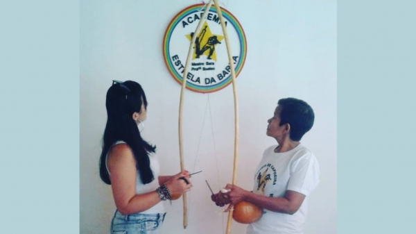 Mestre Sara e professora Suellen, mãe e filha, no incentivo da capoeira para educação de crianças, jovens e adultos (Divulgação)