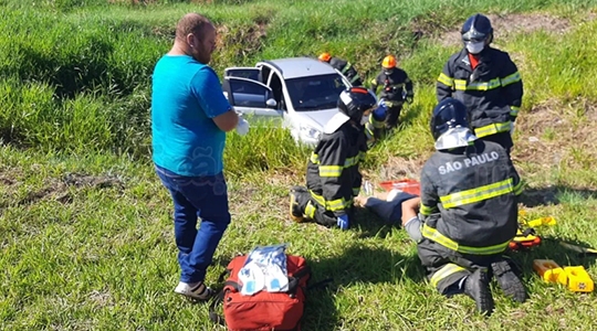 VÃtimas, com ferimentos leves, foram socorridas após veÃculo capotar na SP-294, altura de Tupã (Imagem: Diego Pereira/Portal Mais Tupã).