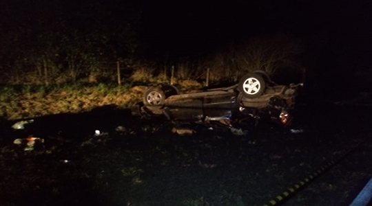 Veículo capotou, causando a morte de um homem de 54 anos (passageiro) e ferimentos na filha (condutora), em rodovia da região (Foto: Cedida/PM Rodoviária).