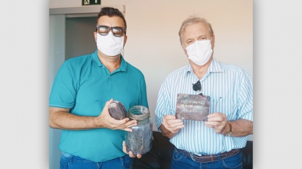 O secretário municipal de cultura e turismo, Sérgio Vanderlei, e o empresário e radialista Jonas Bonassa, com a cápsula do tempo. Local onde as obras acontecem pertence ao empresário Gaúcho, das lojas Aqui Barato (Divulgação/PMA).