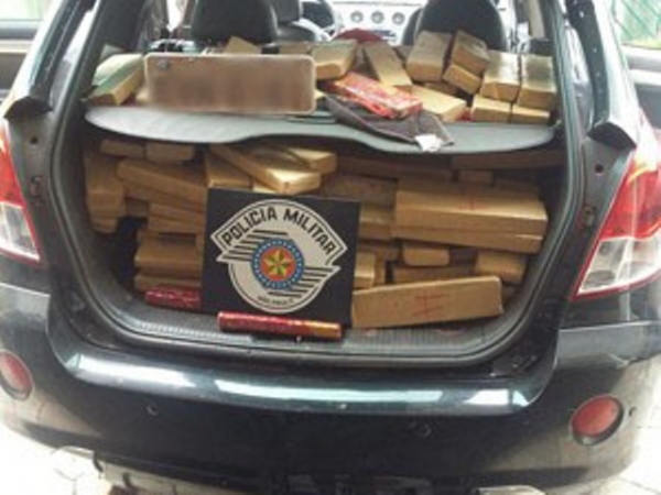 Homens levaram suspeita ao mudar de atitude quando viram a polícia (Foto: Polícia Militar/Divulgação).