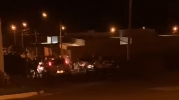 Equipes da Vigilância Sanitária e Polícia Militar estiveram na república (Reprodução).