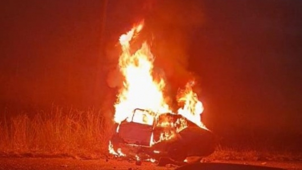 Após choque contra caminhão, carro rodou e pegou fogo. Casal de idosos morreu carbonizado no veÃculo (Reprodução/Portal Bueno).