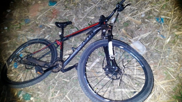 Bicicleta atingida pelo veículo, em Rinópolis (Reprodução/Mais Tupã).