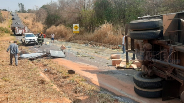 Um dos caminhões e a carga de ovos, na pista (Foto: Diego Pereira/Mais Tupã!).