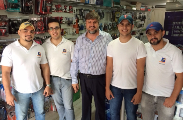 Marcio Carelli (centro) e equipe: 20 anos oferecendo tecnologia com qualidade e preço baixo sempre (Foto: Cedida).