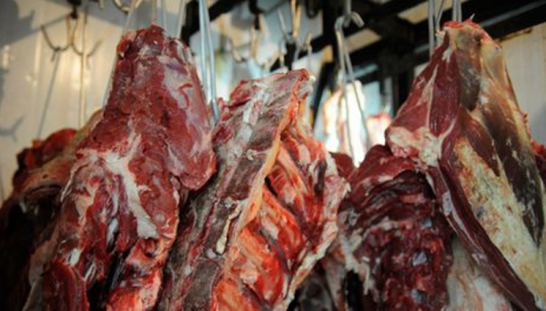 Frigoríficos envolvidos no esquema criminoso maquiavam carnes vencidas com ácido ascórbico e as reembalavam para conseguir vendê-las (Imagem: Reprodução/Agência Brasil).