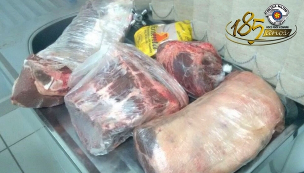 Carne furtada pesou mais de 17 kg, sendo recuperada e entregue ao proprietário do estabelecimento (Foto: Cedida/PM).