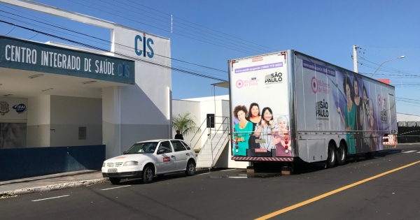 Carreta está em frente ao CIS (Foto: Siga Mais).