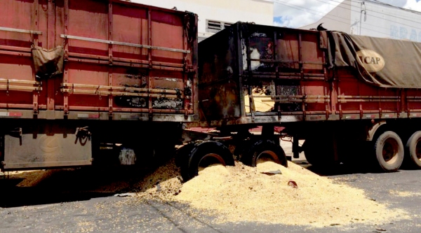 Nas duas carrocerias do bitrem estavam 37 toneladas e meia de milho que seriam levadas para Santos (Foto: (Vanessa Matsumoto/JR/Portal Regional).