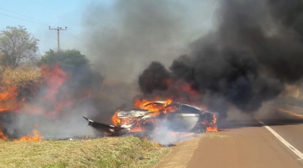 Carro ficou destruído pelas chamas, na SP-294 (Reprodução/Portal Regional/Dracena).