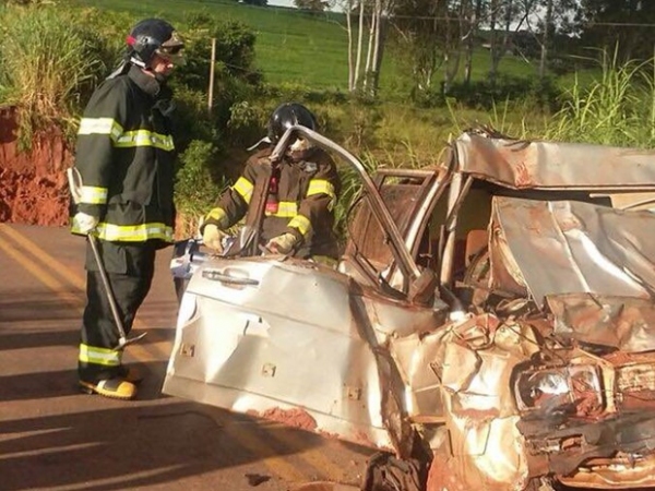 Carro ficou totalmente destruído (Foto: Adilson Baio/Arquivo Pessoal).