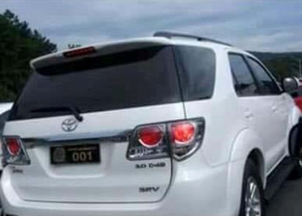 Carro particular com placa oficial do Poder Legislativo de Paulicéia foi visto em uma praça de pedágio na rodovia Curitiba/Garuva/Santa Catarina (Foto: Reprodução/Facebook).