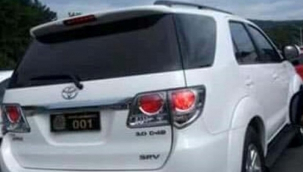 Ele usou placa oficial em seu veículo particular para viajar (Foto: Facebook).