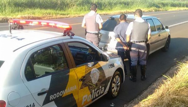 Carro foi furtado em Tupã e recuperado instantes depois pela Polícia Rodoviária de Adamantina, na SP-294 (Foto: Reprodução: Folha Regional).