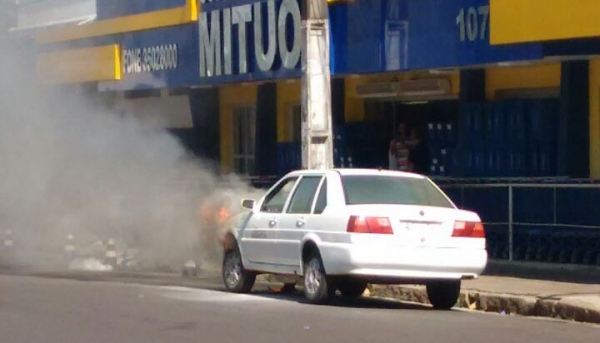 Carro da Prefeitura fica parcialmente destruÃdo em incêndio espontâneo (Imagem: Cedida)