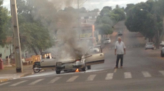 Incêndio atingiu carro, na região do Parque dos Pioneiros (Fotos: Cedidas).