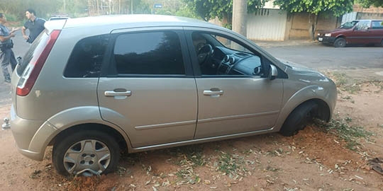 Carro furtado foi localizado e entregue à vÃtima. Autores do crime vão responder em liberdade, por não terem sido presos em flagrante (Foto: Cedida/PolÃcia Civil).