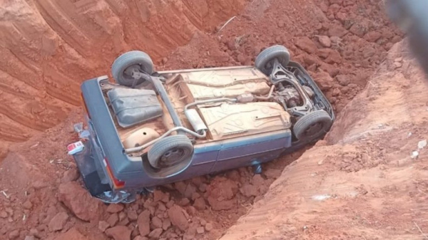 Carro na vala (Reproducao/OCNET).