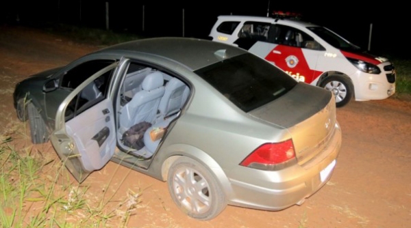 Um dos carros da família foi encontrado abandonado a alguns metros da residência. (Foto: Rádio Metrópole / Portal Metrópole / Cristiano Nascimento).