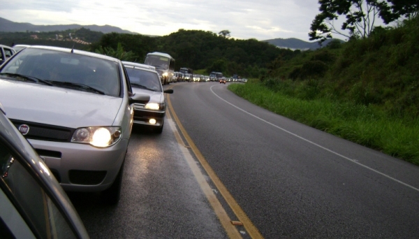 Farol baixo durante o dia passa a ser obrigatório em rodovias brasileiras (Foto: www.bidu.com.br).