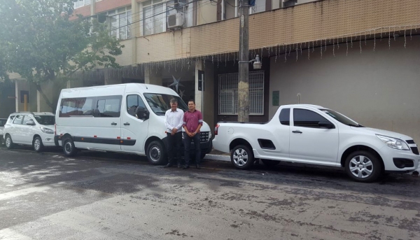 Prefeito Márcio Cardim e o Secretário Municipal de Saúde Gustavo Taniguchi Rufino, com três veículos já entregues: Spin, Van e picape Montana (Foto: Da Assessoria).