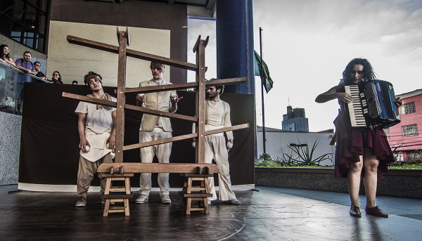 Carta Branca, com a Cia. do Relativo (SP), combina elementos do circo, como malabarismo e acrobacias, com dança e música executada ao vivo. É uma das atrações do Circuito Sesc de Artes, em Adamantina (Foto: Ricardo Avellar).