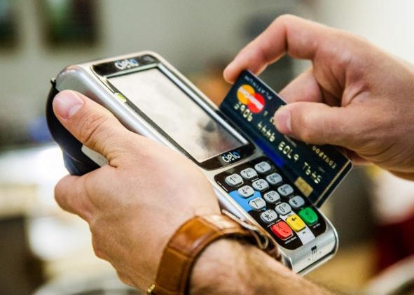 Nova Lei proÃbe comércio de exigir valor mÃnimo para compras com cartão (Foto: A2img / Du Amorim).
