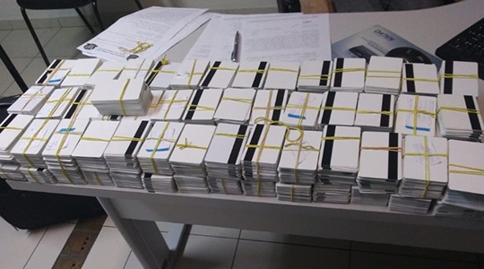 Foram apreendidos 4.953 cartões clonados, que estavam em posse da dupla, no carro e na pousada onde estavam hospedados (Divulgação).