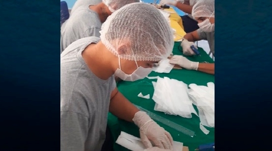 Adolescentes da Fundação Casa, de Irapuru (I), produzem máscaras contra a Covid-19 (Divulgação: Fundação Casa).