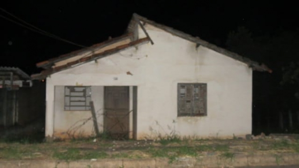 Imóvel abandonado para onde a criança foi levada (Foto: Cristiano Nascimento).
