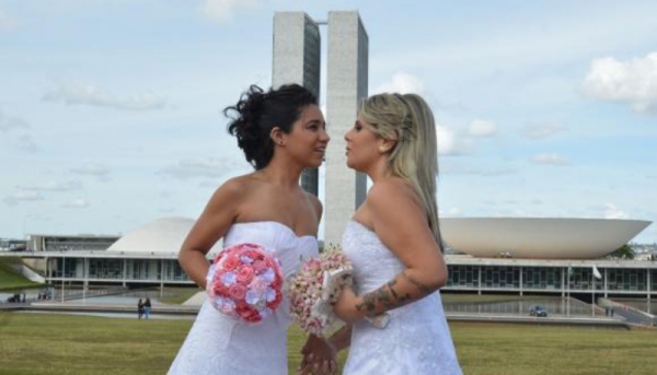 Pesquisa indica que uniões legais entre cônjuges de sexo diferentes aumentaram 2,7% em 2015 em relação a 2014, enquanto que as de cônjuge do mesmo sexo cresceram 15,7%  (Foto: Agência Brasil/EBC).