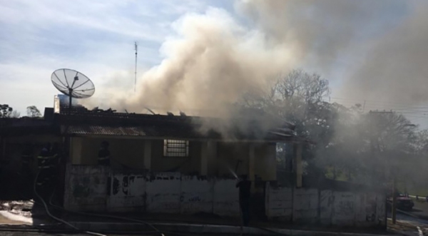Incêndio destruiu residência em Osvaldo Cruz, depois de provocar várias explosões no local. (Fotos: Renato Campanari/Reprodução: FM Metrópole).