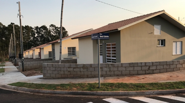 Segundo a Caixa, as 54 casas aguardam conclusão de documentações para serem entregues aos moradores (Foto: Siga Mais).