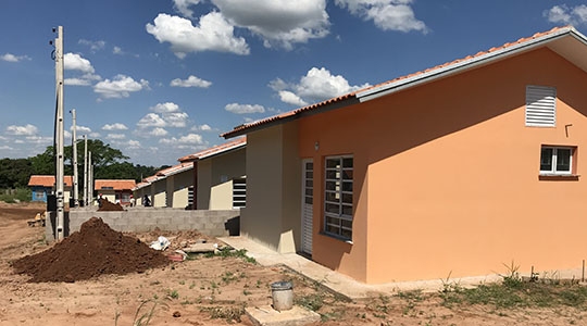 Público deve ficar atento ao horário de comparecimento ao sorteio das 99 casas, marcado para 12h: precisa chegar antes, das 10h às 11h30, e depositar a senha nas urnas (Fotos: Siga Mais).