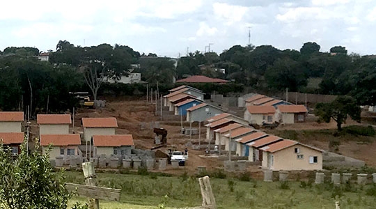 Casas populares estão sendo construídas nas regiões dos bairros Parque Itamarati (acima)  Mário Covas (Foto: Siga Mais).