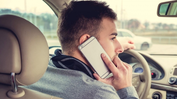 Uso de celular na condução do veículo é uma das maiores infrações cometidas na região (Imagem: Fxquadro/Freepik).