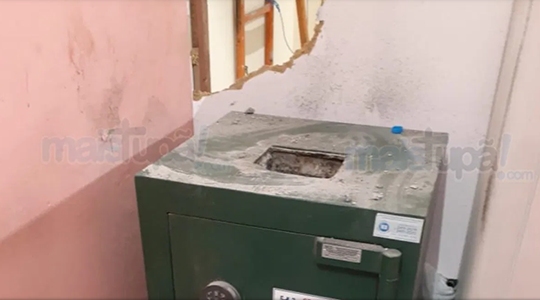 Cofre foi arrombado pelos assaltantes, de onde levaram mais de R$ 100 mil (Reprodução/Mais Tupã).
