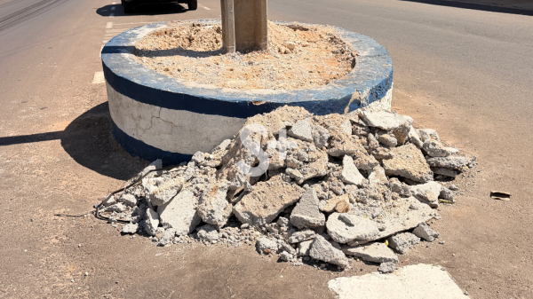 Canteiro na Av. Adhemar de Barros com concreto aplicado recentemente, removido (Siga Mais em 08/04/2026).