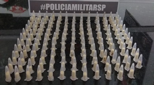 Com o traficante preso, Polícia Militar encontrou 152 eppendorfs de cocaína. Cada um seria vendido a R$ 20 (Foto: Cedida/PM).