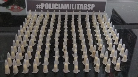 Com o traficante preso, PolÃcia Militar encontrou 152 eppendorfs de cocaÃna. Cada um seria vendido a R$ 20 (Foto: Cedida/PM).