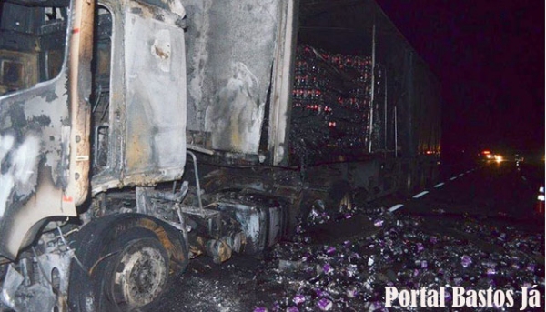 Incêndio foi na SP-294, trecho entre Tupã e Quintana, na madrugada desta quinta-feira (Foto: Site Bastos Já).
