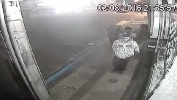 Câmeras revelaram participação de três no roubo. Duas mulheres foram presas. Polícia Civil trabalha agora para prender terceiro envolvido (Foto: Reprodução).