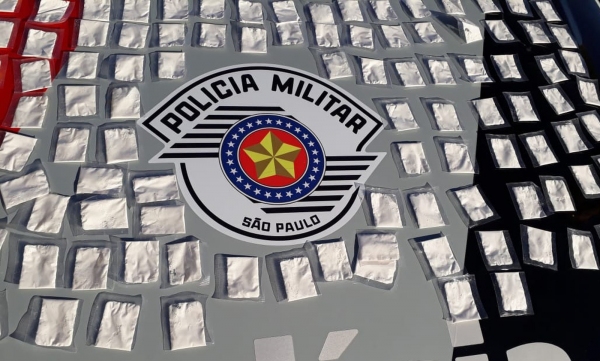 Encomenda com 180 papelotes de cocaÃna foi entregue pelos Correios e destinatário preso em flagrante pela PolÃcia Militar (Foto: Cedida/PM).