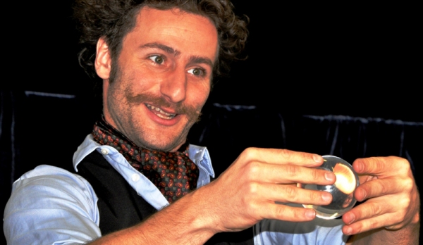 Apresentação do espetáculo ?Uma Série de Surpresas? será no dia 11 de março, em Lucélia, com entrada franca e classificação livre (Foto: Divulgação).