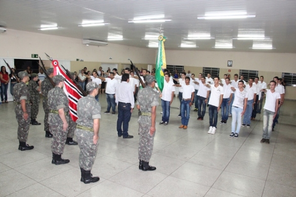 Momento dos jovens fazerem o juramento (Foto: Maciel Dantas)